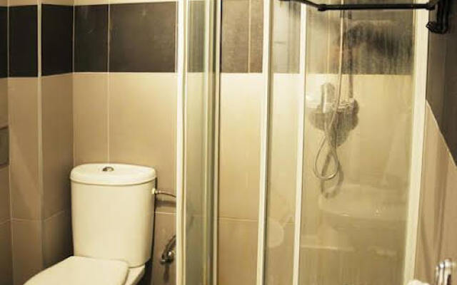 Alexandra Old town square apartments - up to 23pax