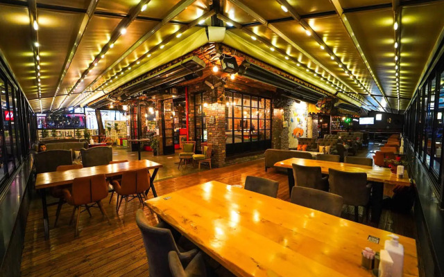 Voswos Garage Coffee & Hotel