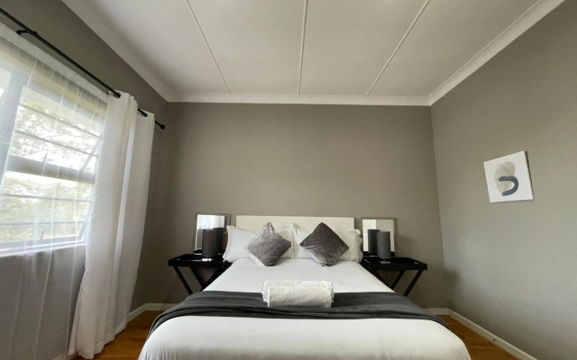 Entire House in Beacon Bay - Golden Location