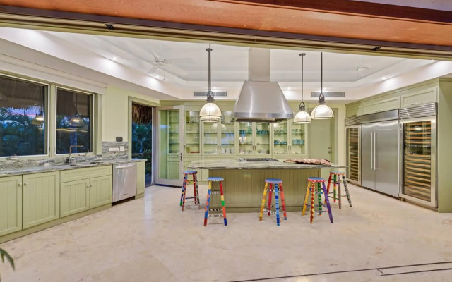 Dazzling Beachfront Villa With Swim-up Bar