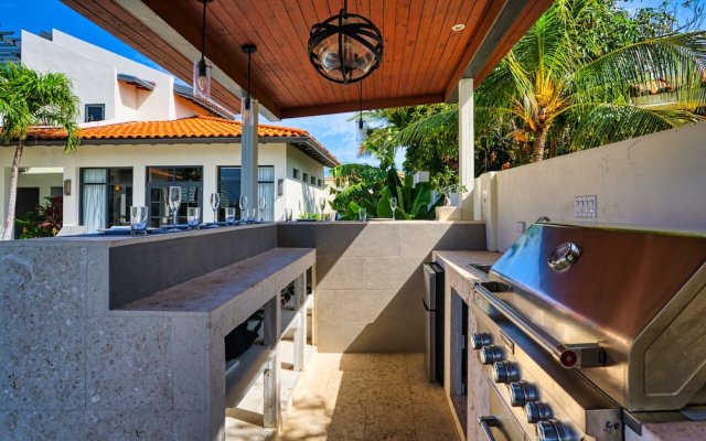 Stunning Villa With Infinity Pool & Outdoor Kitchen! Across From Marriott!