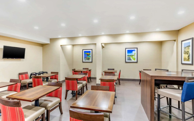 Comfort Inn & Suites Orange County John Wayne Airport