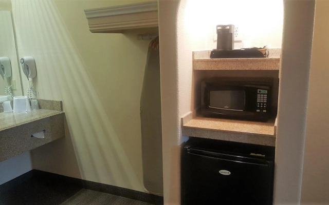 Red Roof Inn & Suites Houston - Humble/IAH Airport