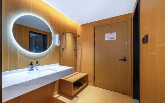 Meizhi Hotel (Zhumadian Railway Station Qianjin Avenue Branch)
