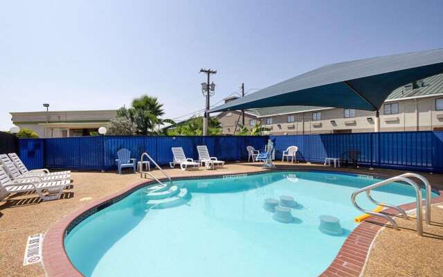 Rodeway Inn San Antonio Lackland AFB - SeaWorld