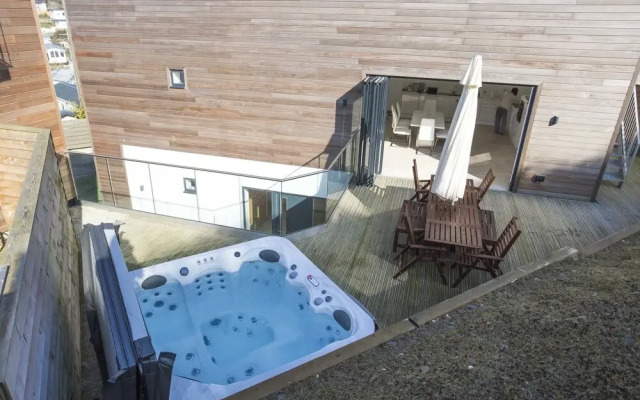 4 bed beach house with hot tub