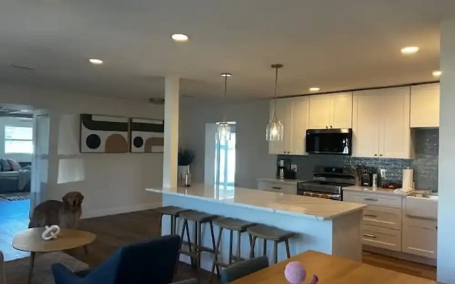 NEW Stunning Home-close to Beaches-pet Friendly