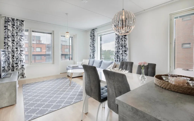 Spacious 2BR Apt - Lake View & Sauna