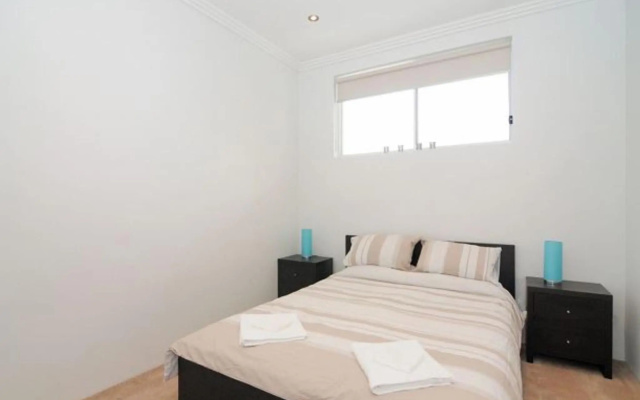 Sun Filled Balcony Just a 2 Minute Walk to the Beach – Guest Rooms – Huskisson