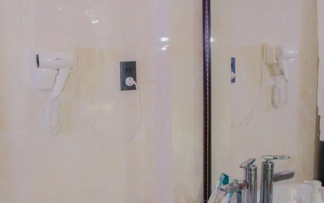 Airy Art Apartment My Khe Beach