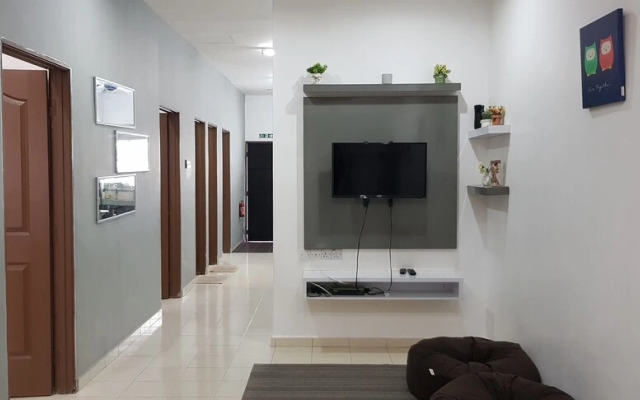 Fahaz Lumut Homestay