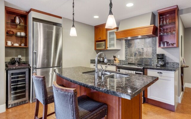 Exquisite 2BR/2BTH Luxury Condo with Mountain View
