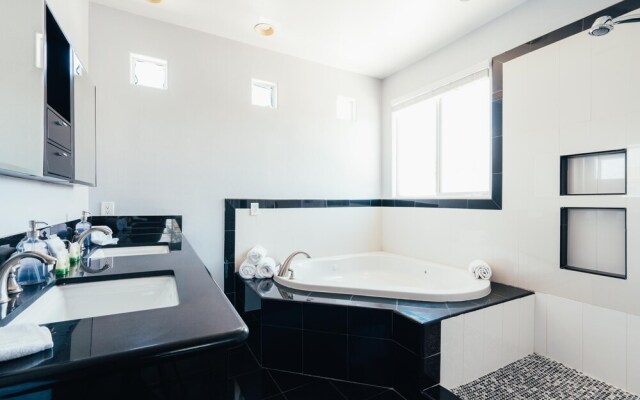 Swaying Leaf by AvantStay