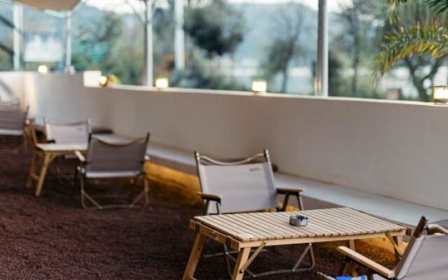 Liuyue · Designer Lake View Holiday Hostel