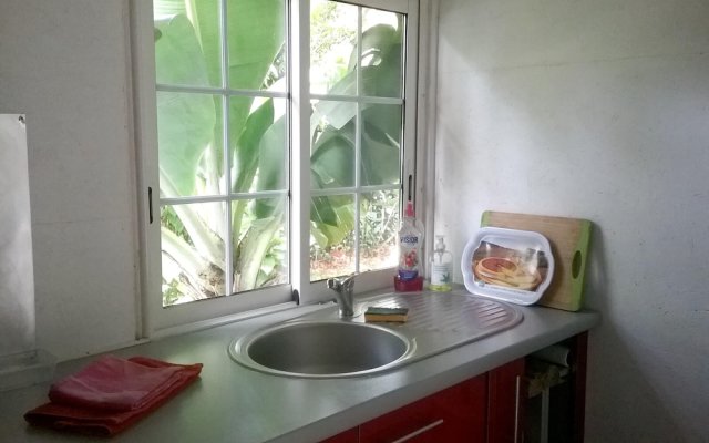 Studio in Saint-Pierre, with Enclosed Garden And Wifi - 5 Km From the Beach