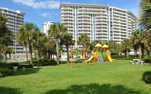 The Gem - 3 Br condo by RedAwning