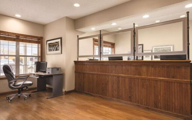 Country Inn & Suites by Radisson, Forest Lake, MN