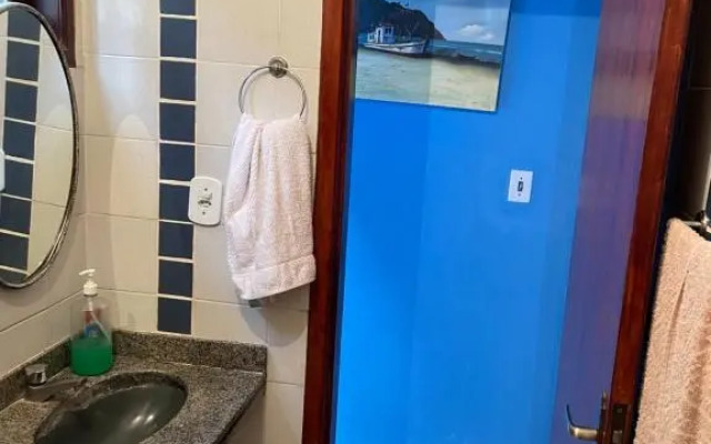 Suíte com varanda vista piscina