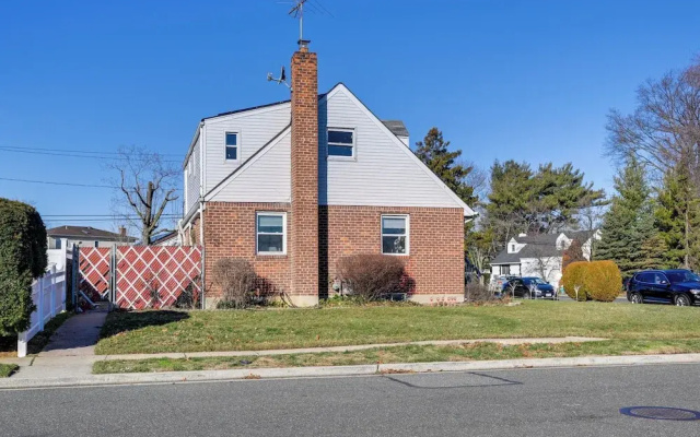 Lovely Elmont Apartment - Walk to Bus Stop!