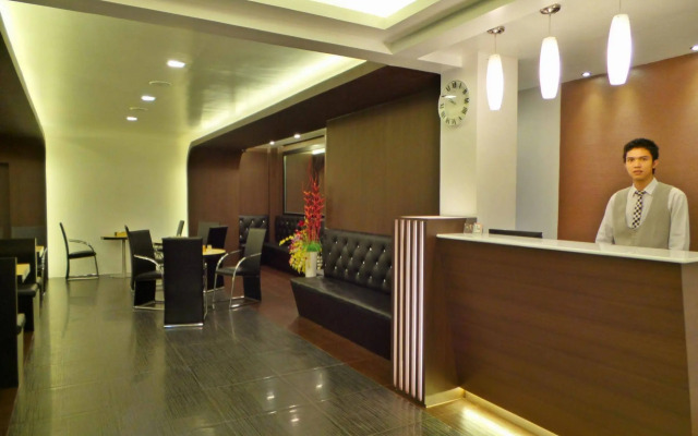 Clover City Center Plus Hotel