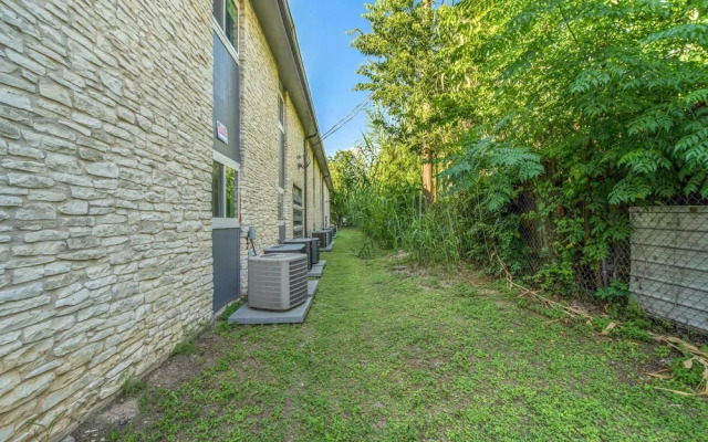 Stylish 1BR Near UT Highland Evonify