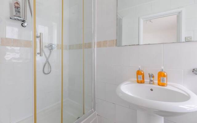 Spacious 3BD Flat, Close to Tube - Fulham!