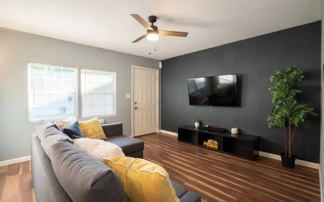 King Bed Retreat Fast Wifi Gated Complex