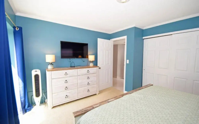 Harbour Island 401m 3 Bedroom Condo by RedAwning