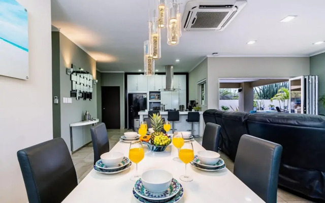 Luxury New 5 Location Pool Outdoor Kitchen