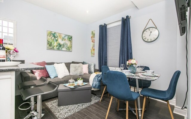 Newly Renovated - 2BR - Steps to Little Italy
