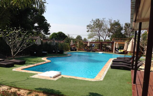 Check In & Chill Out Laem Sok Pier