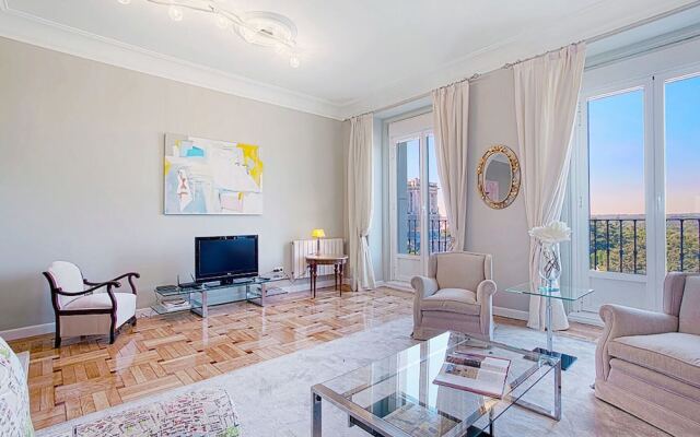 Large 3 Bd Apartm 200 M Square with View To the Royal Palace. Palacio