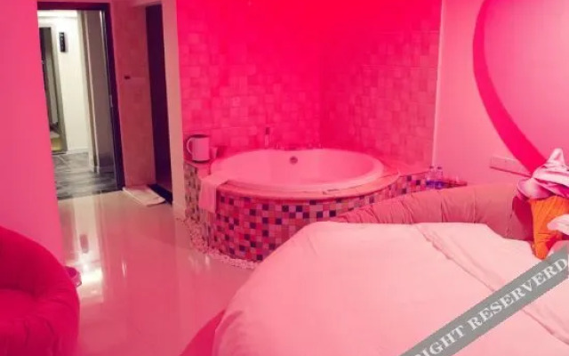 V Theme Theater Hotel  (Chongqing University Town Xijie)