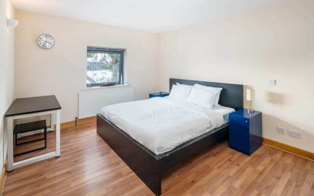 Bright 2 Bed 2 Bath apt Near Canary Wharf