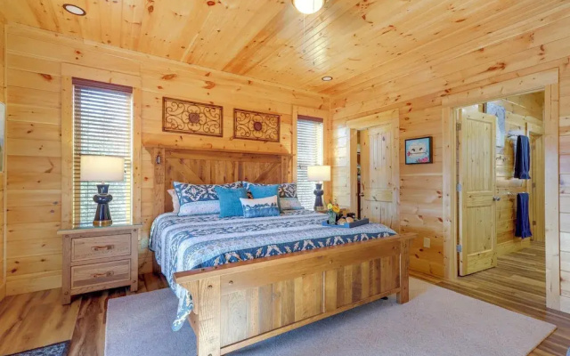Majestic Mountain Views: Sevierville Escape!
