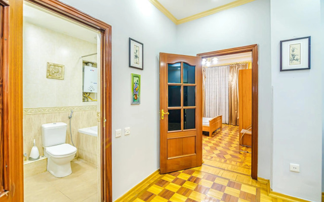 M Estate. Targovu. Nizami Street 4 room. (021).