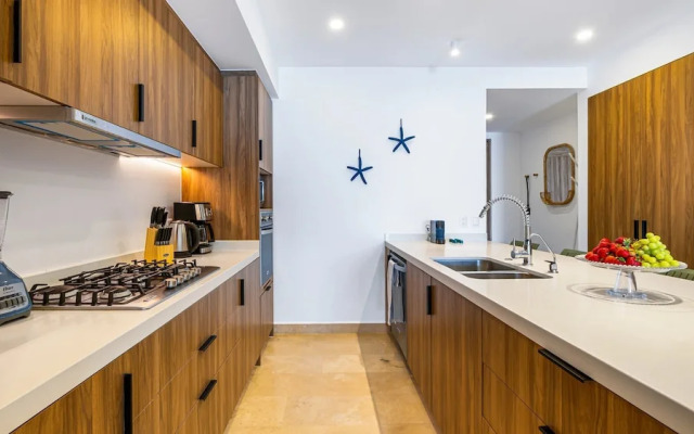 Stylish Beachfront 2BR - Balcony & Pools