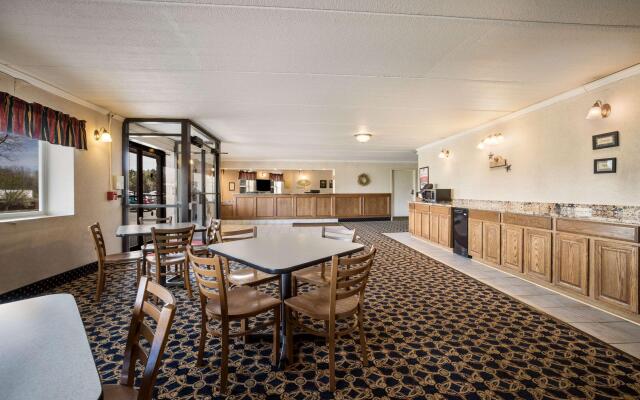 Econo Lodge Darien Lakes