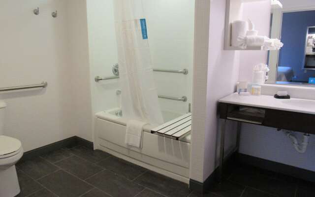 Hampton Inn & Suites Newtown