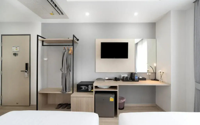 The Riski Hotel at Bangphlat Station