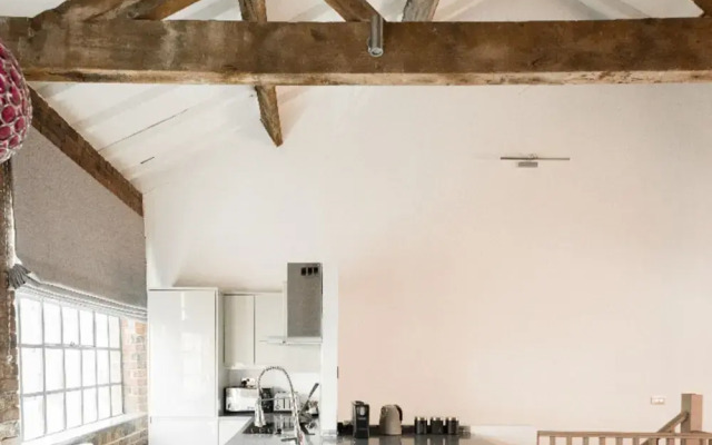 The Warehouse Loft - Trendy Converted Warehouse 3bdr