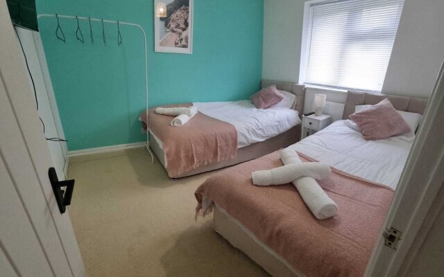 Stunning 3-bed Home Near City Centre, Chic Comfort