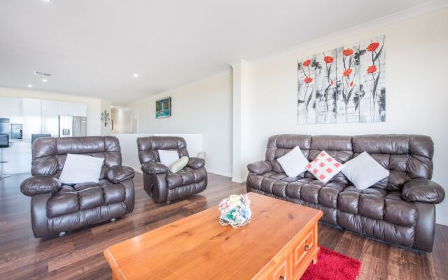 The Oasis - 6 Turnberry Drive, Links Lady Bay