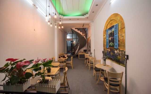 The Like Hostel & Cafe