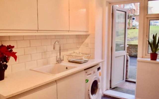 Spacious 3 Bedroom Flat Near Vibrant Camberwell