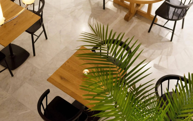 Lily & Bloom Hotel