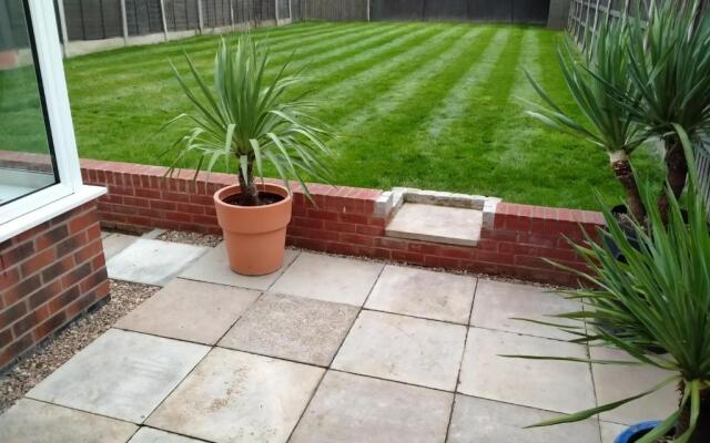 Orion House - sleeps 6, driveway, garden