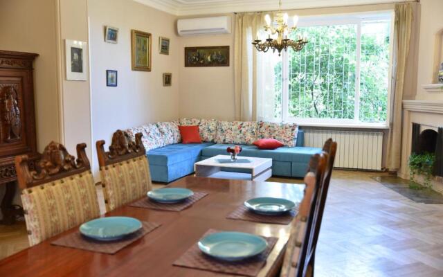 3 BD App with cozy Garden