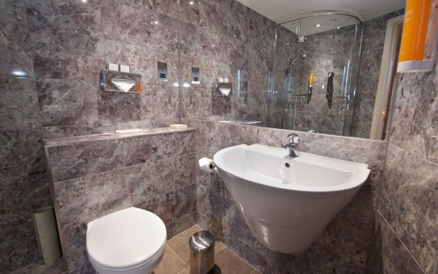 Waterloo Hub Hotel & Suites