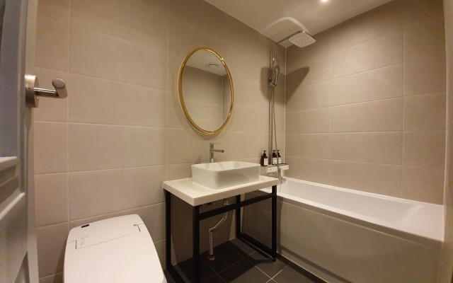 Brown-Dot Hotel